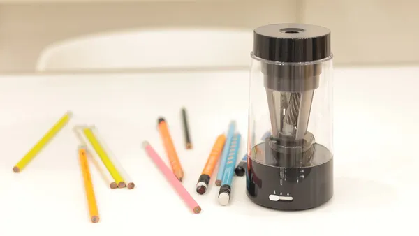 와디즈) 돌리올리자동연필깎이 본품(+칼날) 31900원