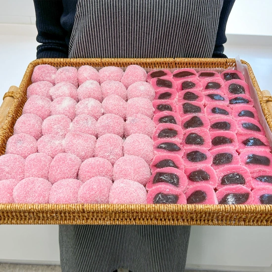 딸기 향 가득한 딸기 찹쌀떡 60g 30개 총 1.8kg (8.89,무료),입에서 사르르 달고 촉촉한 글레이즈드 도넛 10개입 x 2봉 ($8.17,무료)